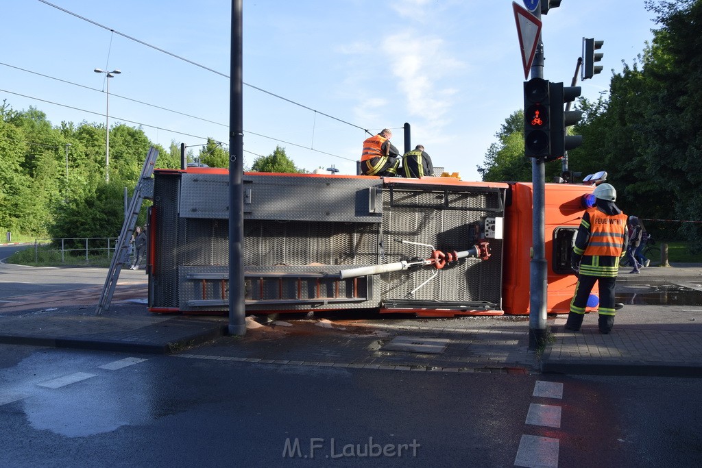 TLF 4 umgestuerzt Koeln Bocklemuend Ollenhauer Ring Militaerringstr P021.JPG - Miklos Laubert